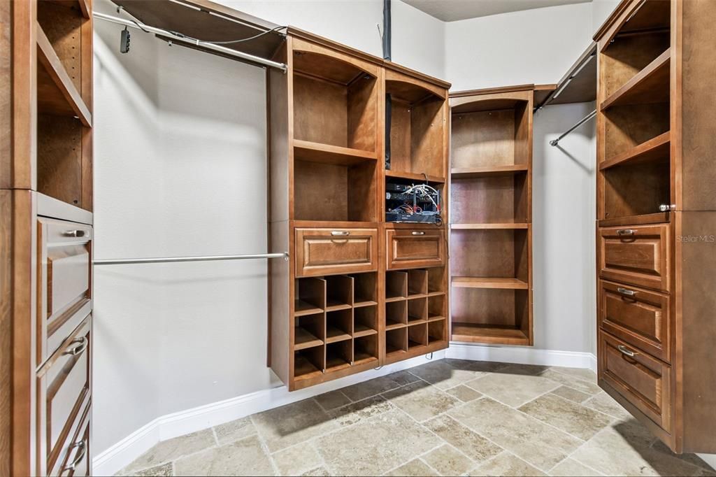 For Sale: $999,999 (5 beds, 3 baths, 3905 Square Feet)