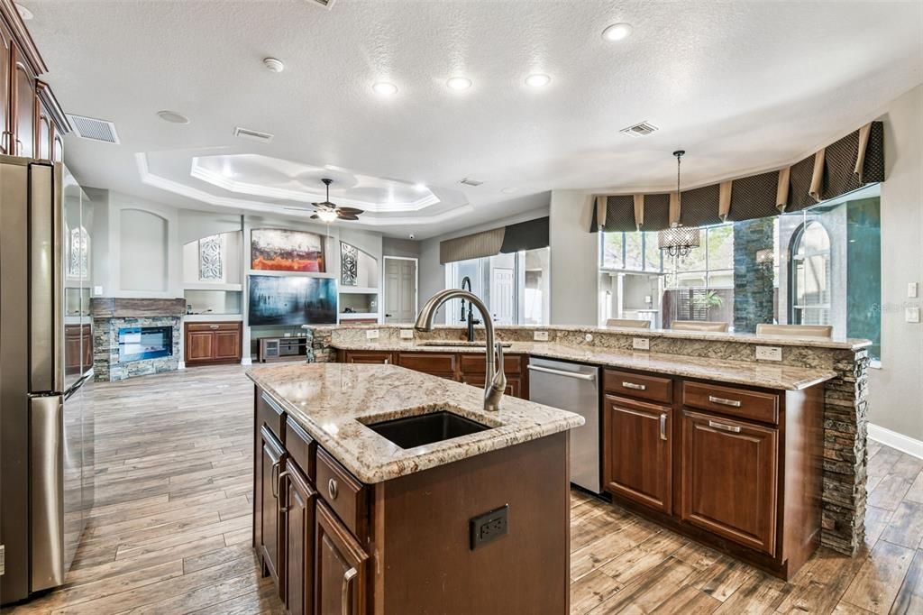 For Sale: $999,999 (5 beds, 3 baths, 3905 Square Feet)