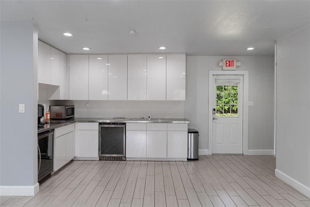 合同活跃: $1,200,000 (0 贝兹, 0 浴室, 2739 平方英尺)