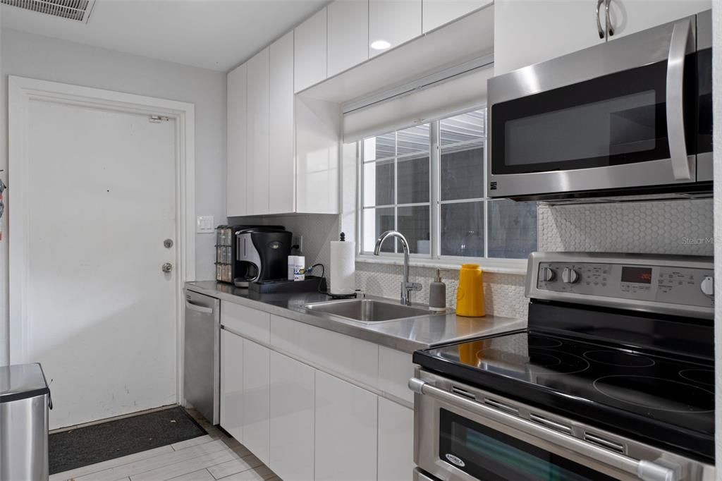 合同活跃: $1,200,000 (0 贝兹, 0 浴室, 2739 平方英尺)