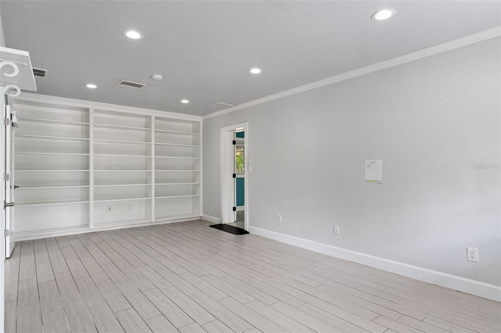 合同活跃: $1,200,000 (0 贝兹, 0 浴室, 2739 平方英尺)