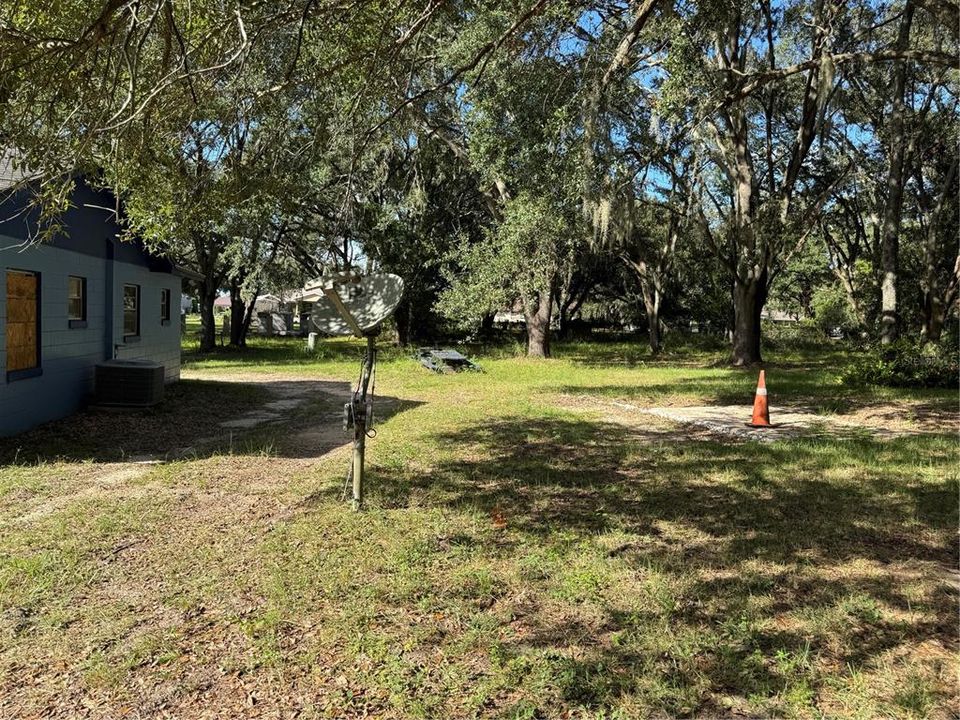 待售: $140,000 (1.29 acres)