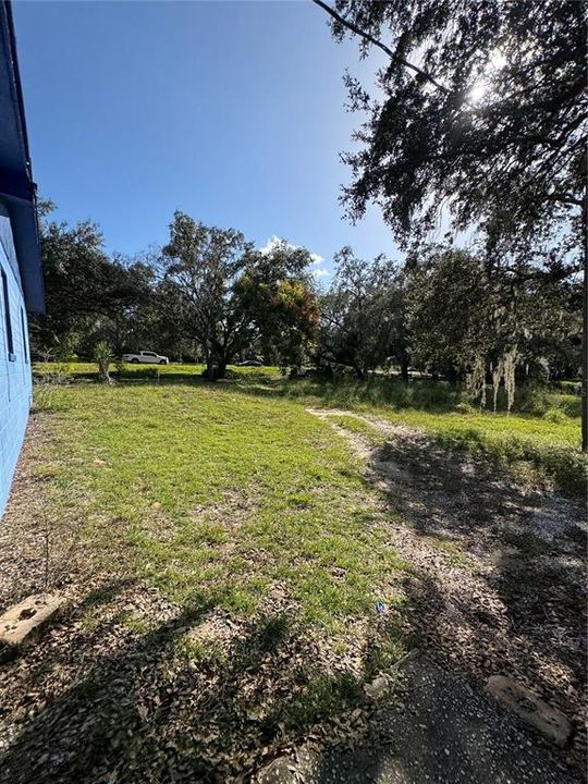 待售: $140,000 (1.29 acres)