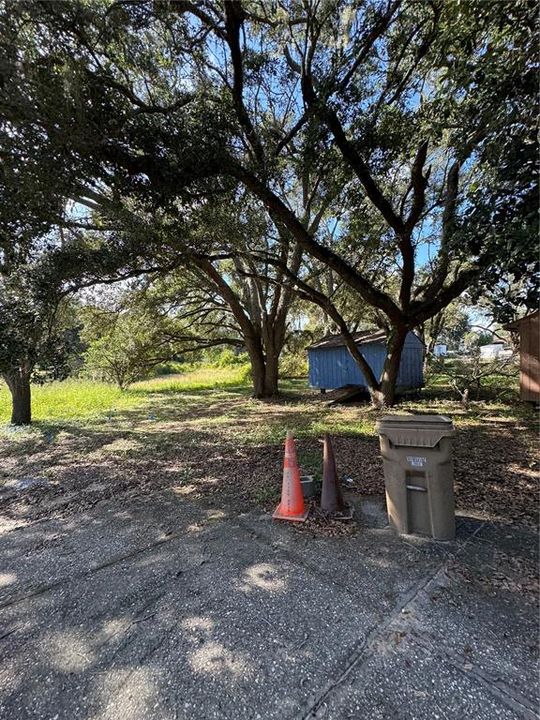 待售: $140,000 (1.29 acres)