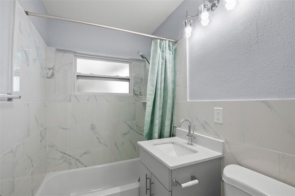 Activo con contrato: $367,000 (3 camas, 2 baños, 1105 Pies cuadrados)