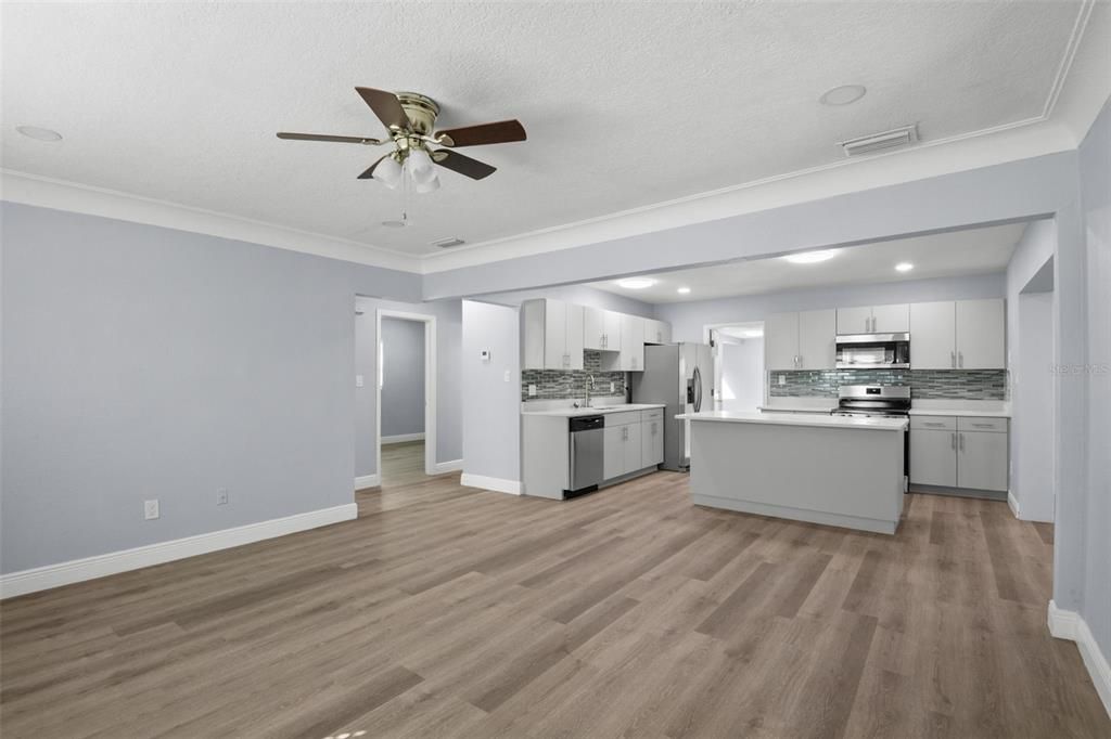 Activo con contrato: $367,000 (3 camas, 2 baños, 1105 Pies cuadrados)