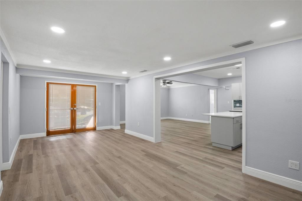 Activo con contrato: $367,000 (3 camas, 2 baños, 1105 Pies cuadrados)