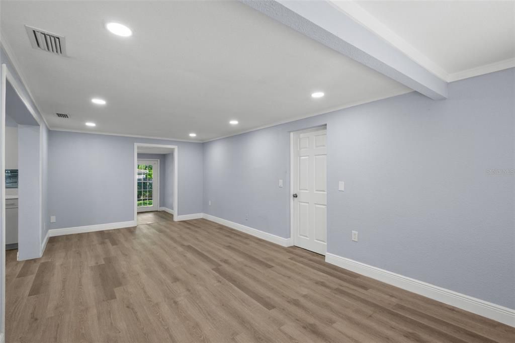 Activo con contrato: $367,000 (3 camas, 2 baños, 1105 Pies cuadrados)