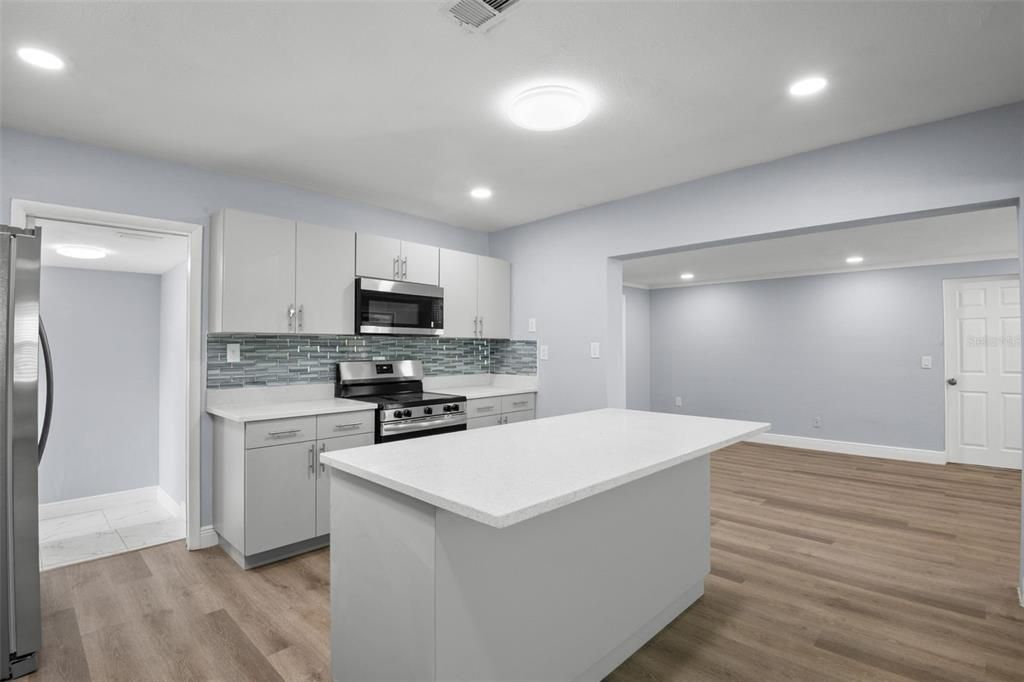 Activo con contrato: $367,000 (3 camas, 2 baños, 1105 Pies cuadrados)