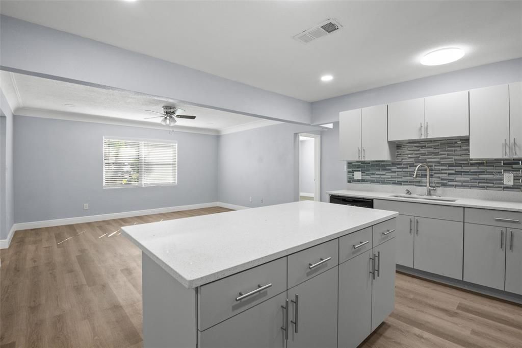 Activo con contrato: $367,000 (3 camas, 2 baños, 1105 Pies cuadrados)