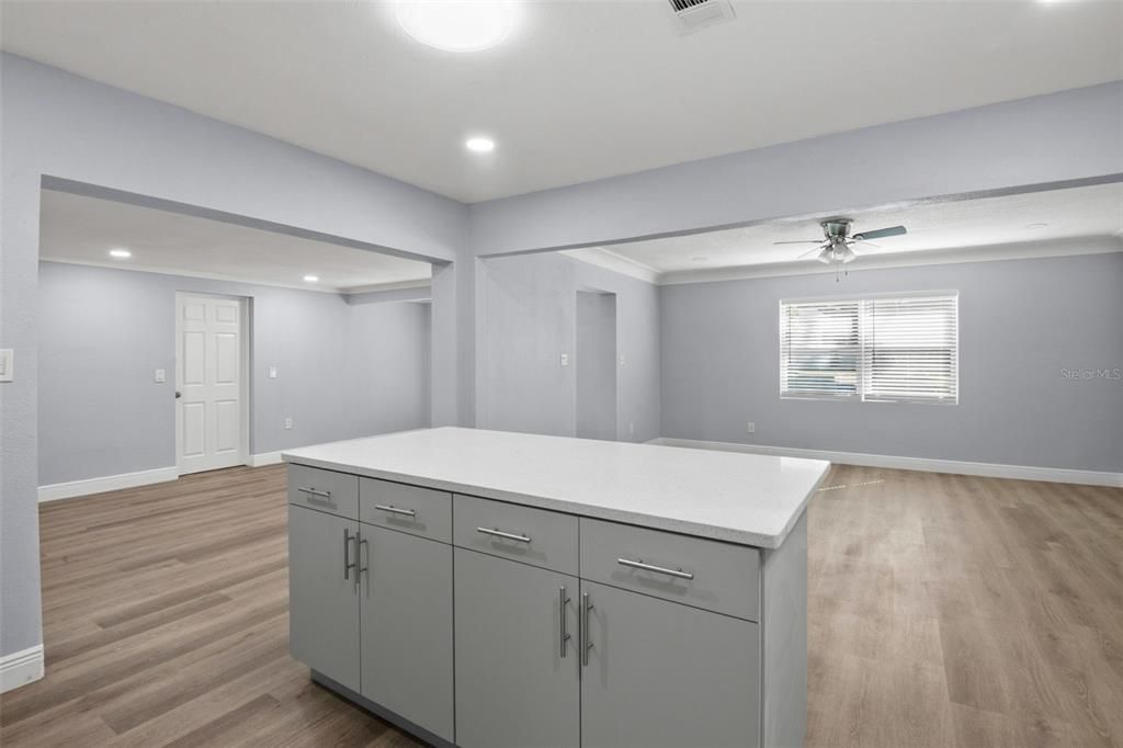 Activo con contrato: $367,000 (3 camas, 2 baños, 1105 Pies cuadrados)