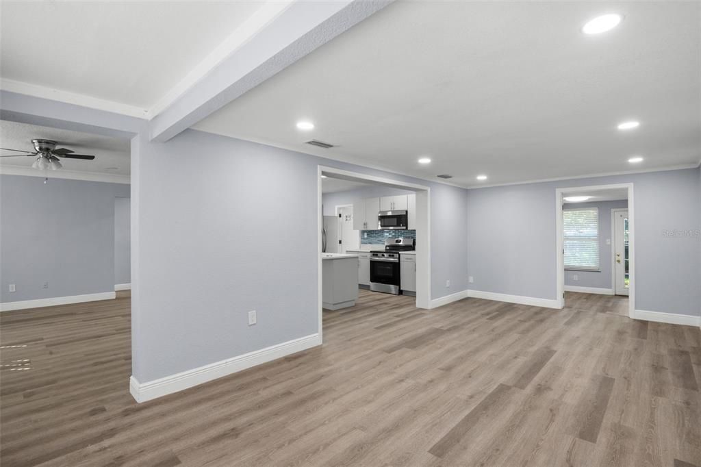 Activo con contrato: $367,000 (3 camas, 2 baños, 1105 Pies cuadrados)