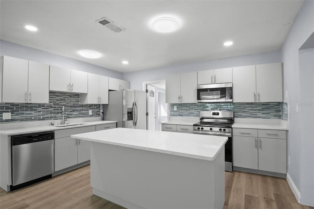 Activo con contrato: $367,000 (3 camas, 2 baños, 1105 Pies cuadrados)