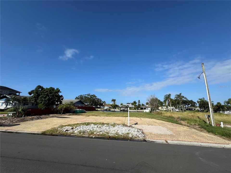 На продажу: $695,000 (0.20 acres)