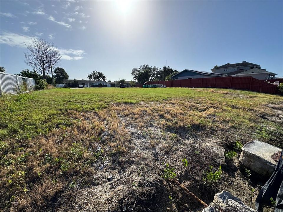 На продажу: $695,000 (0.20 acres)