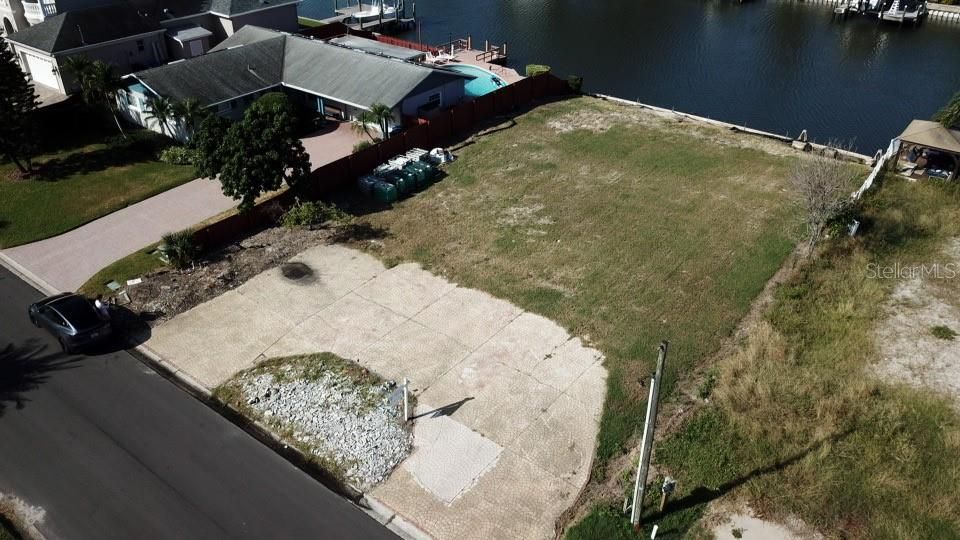 На продажу: $695,000 (0.20 acres)