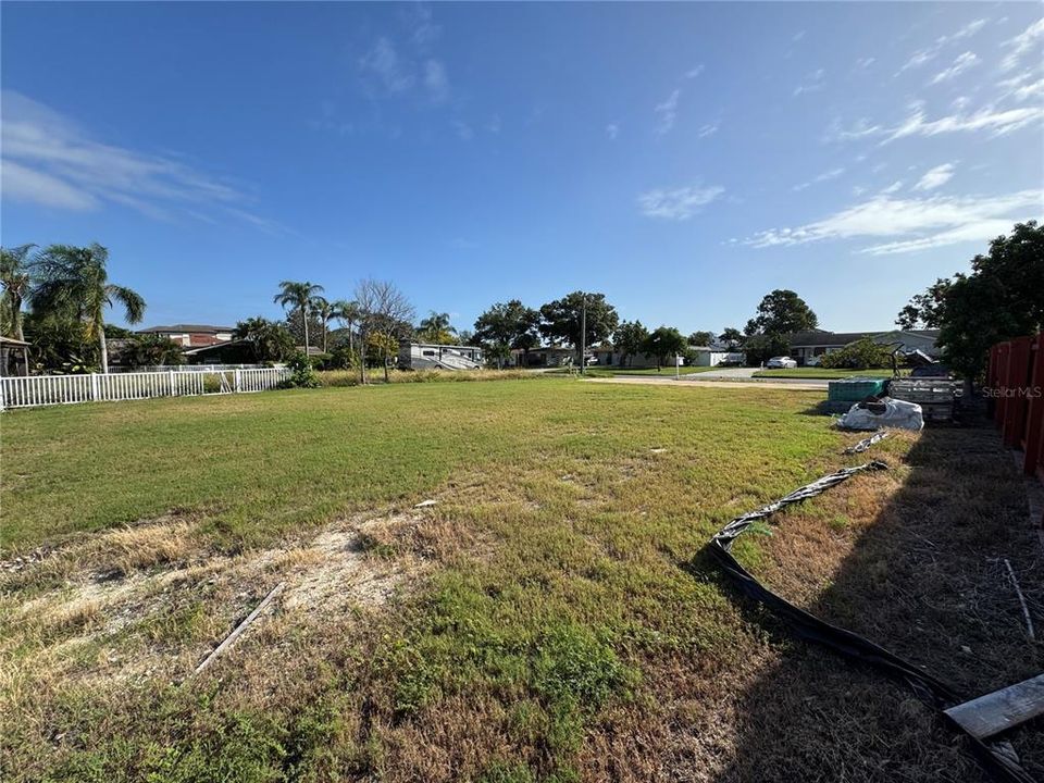 На продажу: $695,000 (0.20 acres)