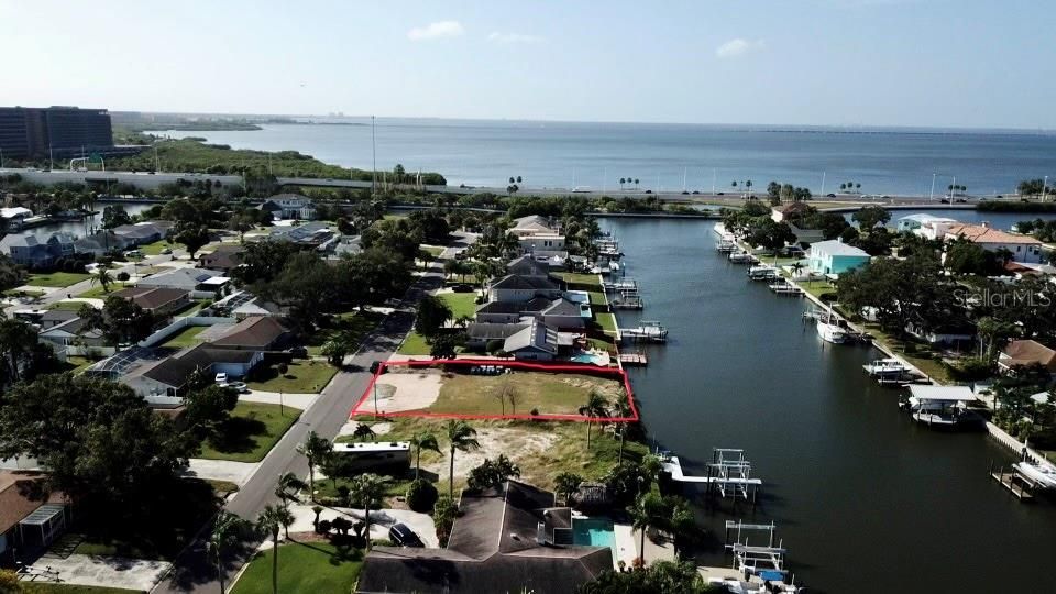 На продажу: $695,000 (0.20 acres)