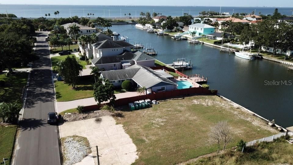 На продажу: $695,000 (0.20 acres)