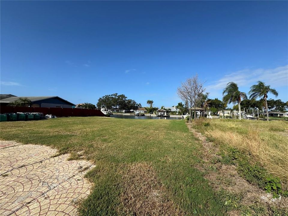 На продажу: $695,000 (0.20 acres)