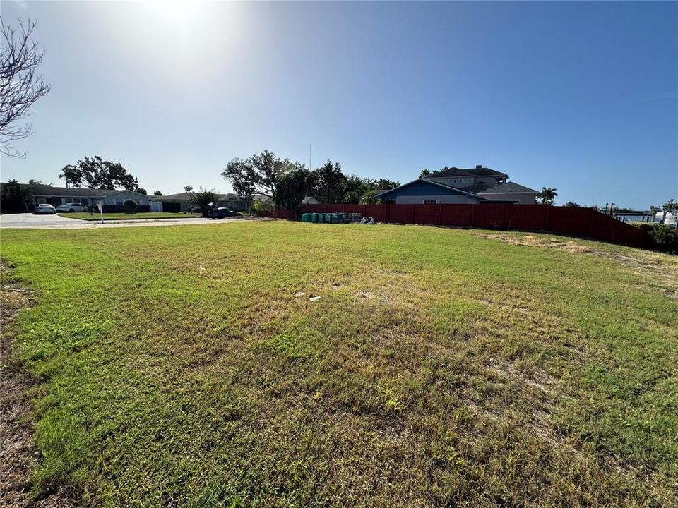 На продажу: $695,000 (0.20 acres)