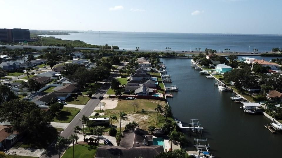 На продажу: $695,000 (0.20 acres)