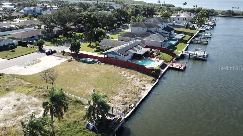 На продажу: $695,000 (0.20 acres)