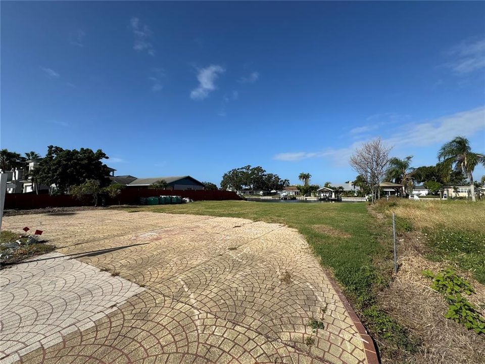 На продажу: $695,000 (0.20 acres)