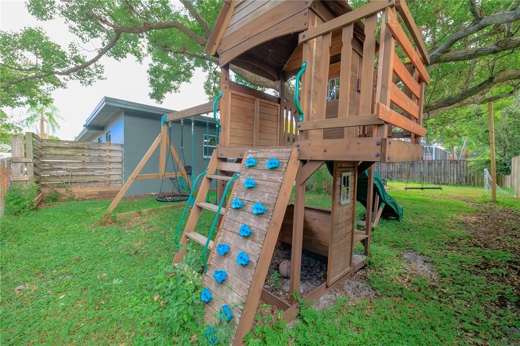 For Sale: $499,000 (3 beds, 2 baths, 1599 Square Feet)