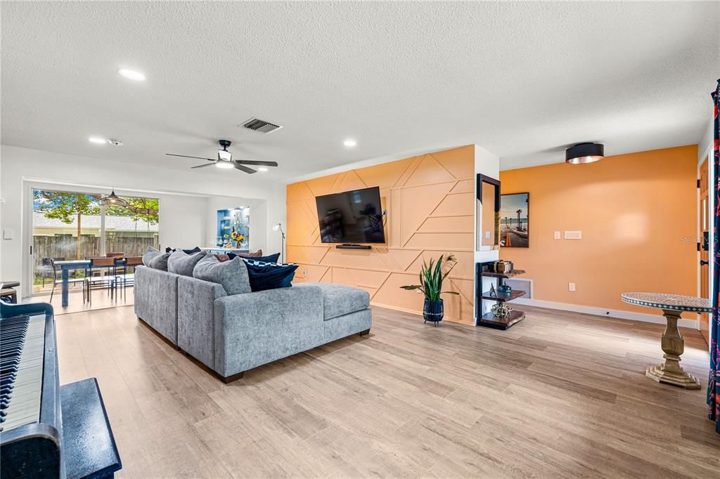 For Sale: $499,000 (3 beds, 2 baths, 1599 Square Feet)