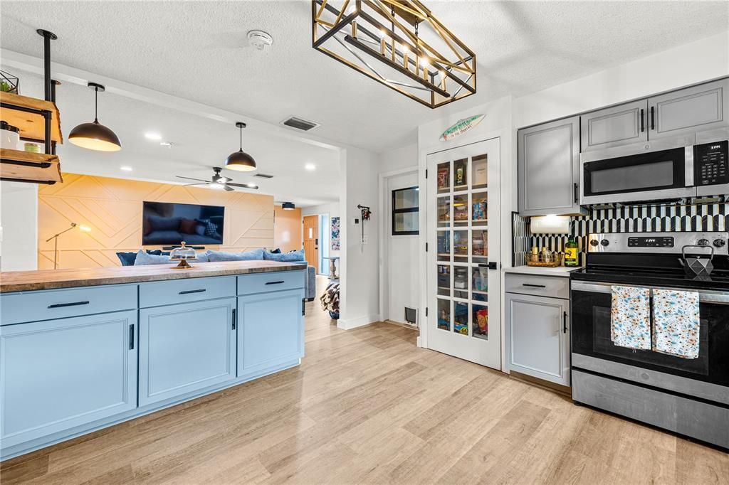 For Sale: $499,000 (3 beds, 2 baths, 1599 Square Feet)