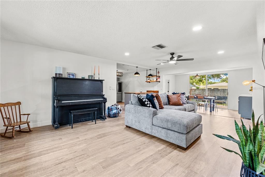 For Sale: $499,000 (3 beds, 2 baths, 1599 Square Feet)