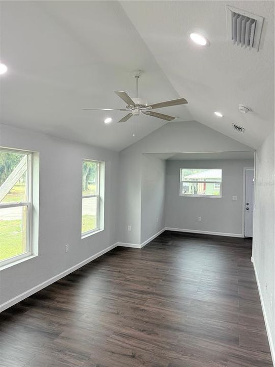 待售: $299,000 (3 贝兹, 2 浴室, 1070 平方英尺)