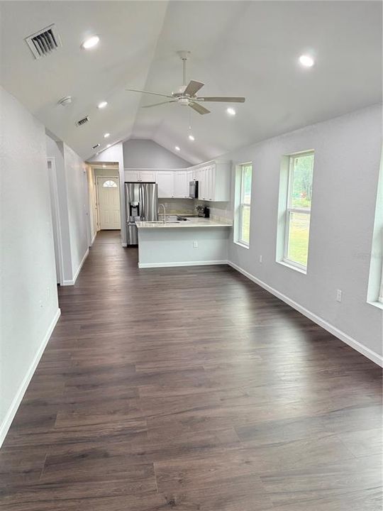 待售: $299,000 (3 贝兹, 2 浴室, 1070 平方英尺)