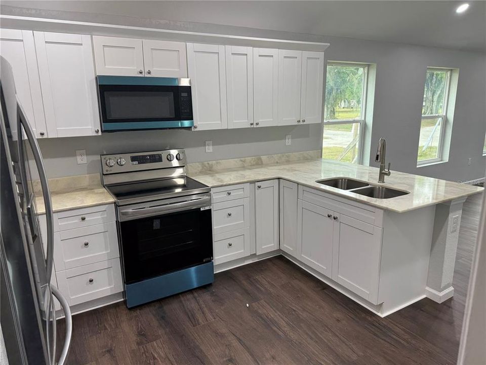 待售: $299,000 (3 贝兹, 2 浴室, 1070 平方英尺)