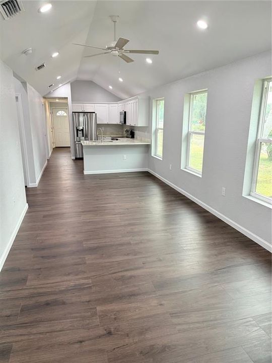 待售: $299,000 (3 贝兹, 2 浴室, 1070 平方英尺)