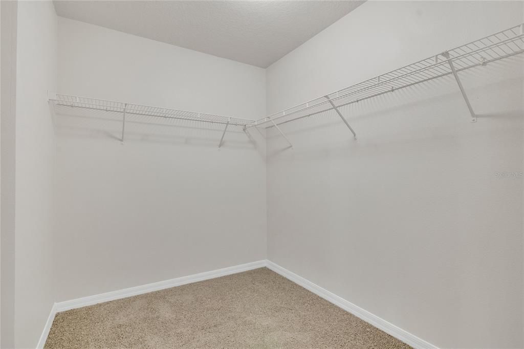 Activo con contrato: $389,900 (5 camas, 4 baños, 2410 Pies cuadrados)