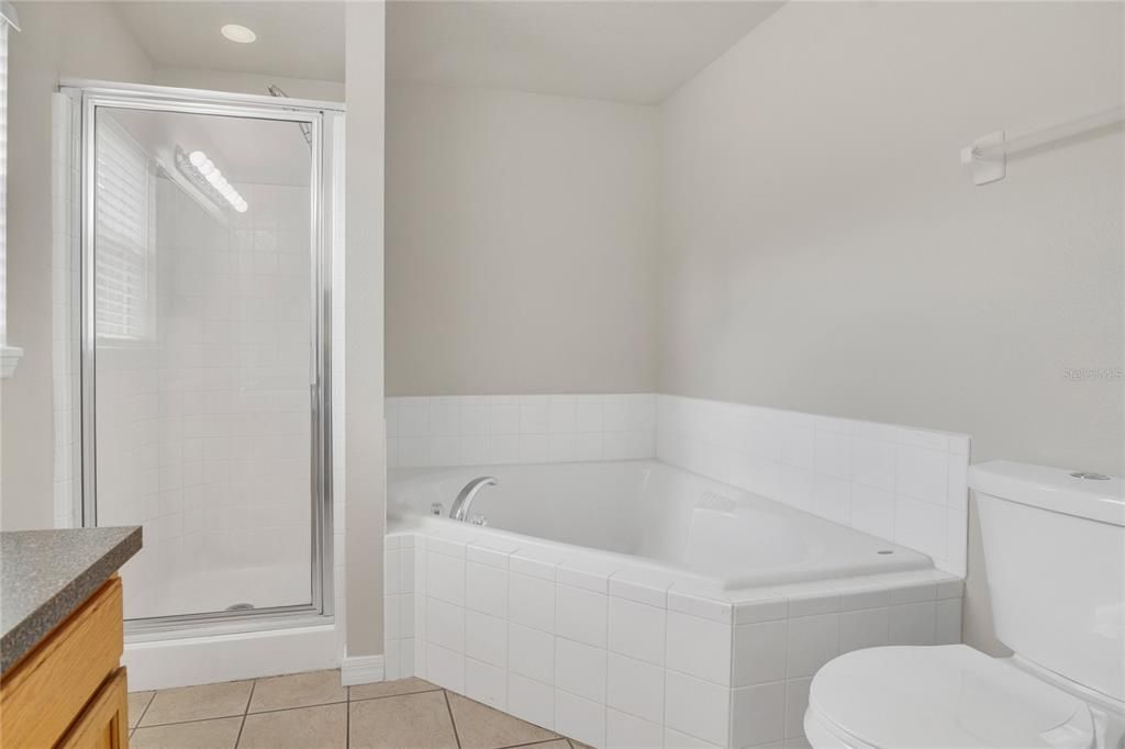 Activo con contrato: $389,900 (5 camas, 4 baños, 2410 Pies cuadrados)