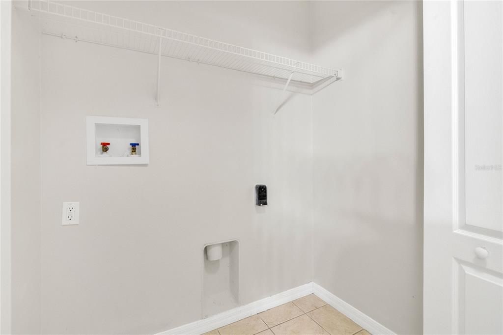 Activo con contrato: $389,900 (5 camas, 4 baños, 2410 Pies cuadrados)