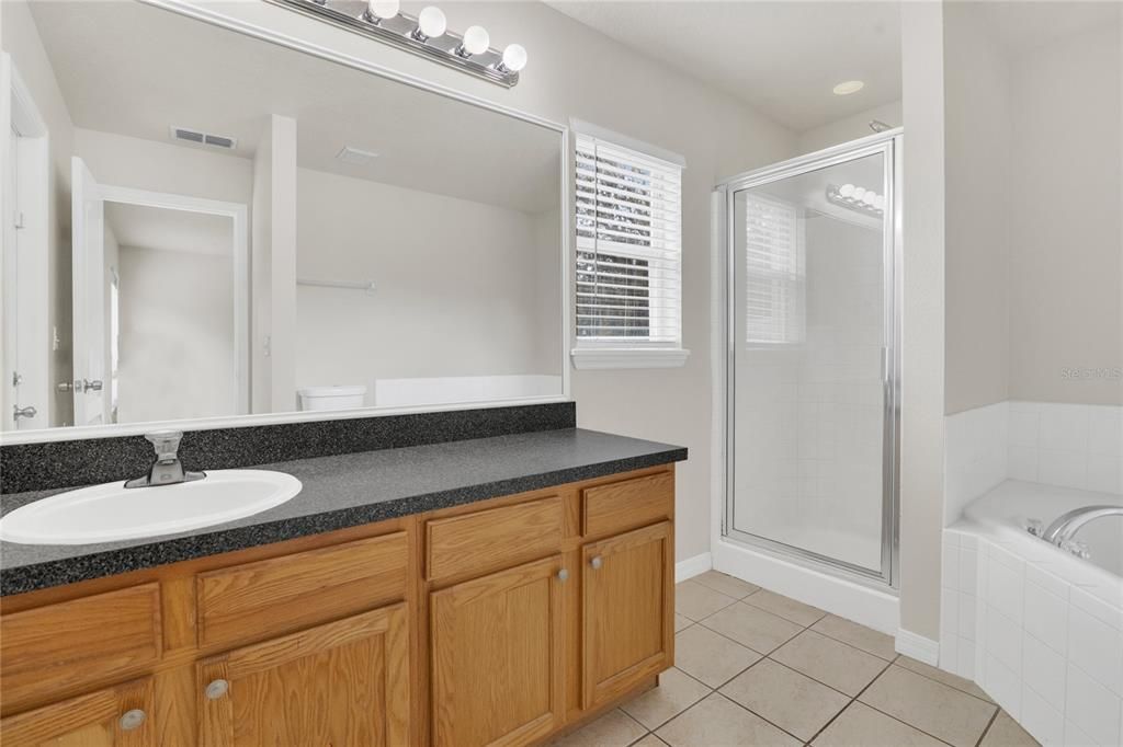 Activo con contrato: $389,900 (5 camas, 4 baños, 2410 Pies cuadrados)