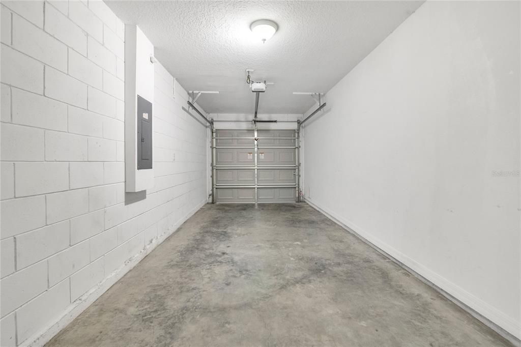 Activo con contrato: $389,900 (5 camas, 4 baños, 2410 Pies cuadrados)