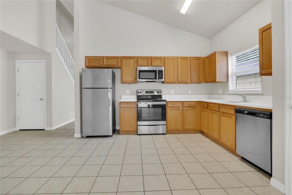 Activo con contrato: $389,900 (5 camas, 4 baños, 2410 Pies cuadrados)