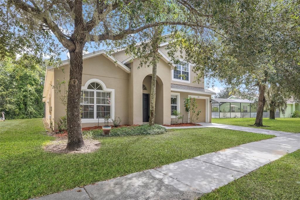 Activo con contrato: $389,900 (5 camas, 4 baños, 2410 Pies cuadrados)