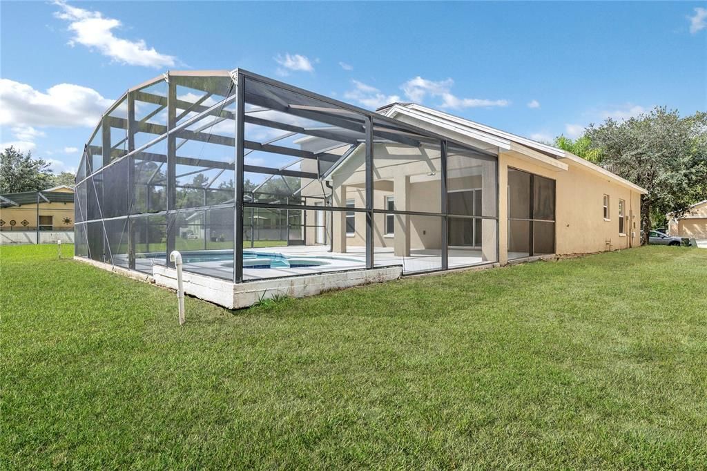 Activo con contrato: $389,900 (5 camas, 4 baños, 2410 Pies cuadrados)