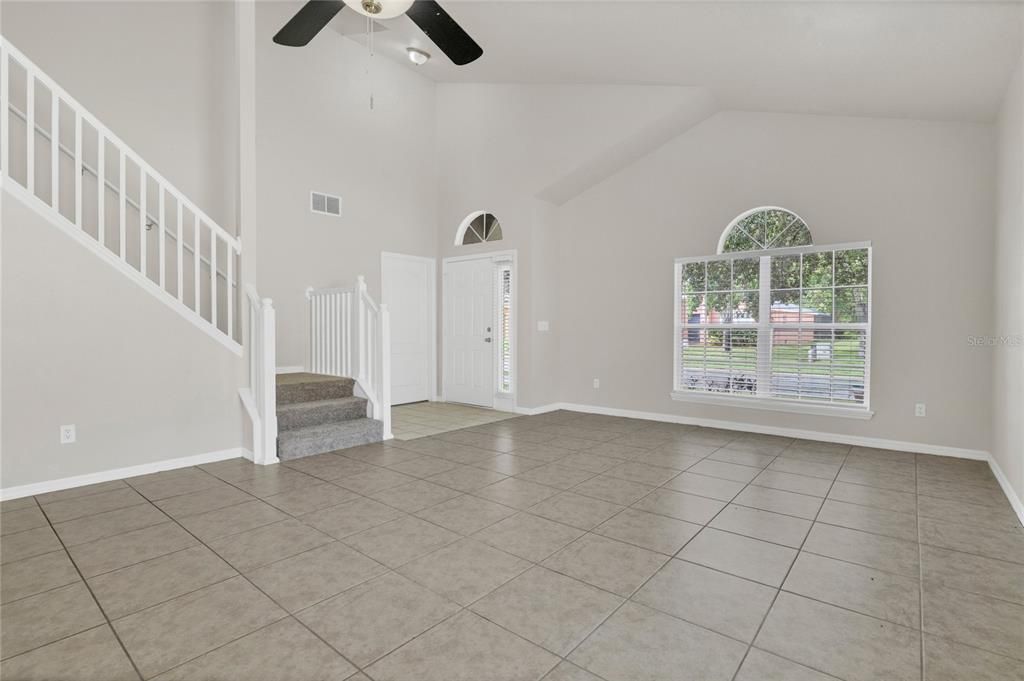 Activo con contrato: $389,900 (5 camas, 4 baños, 2410 Pies cuadrados)