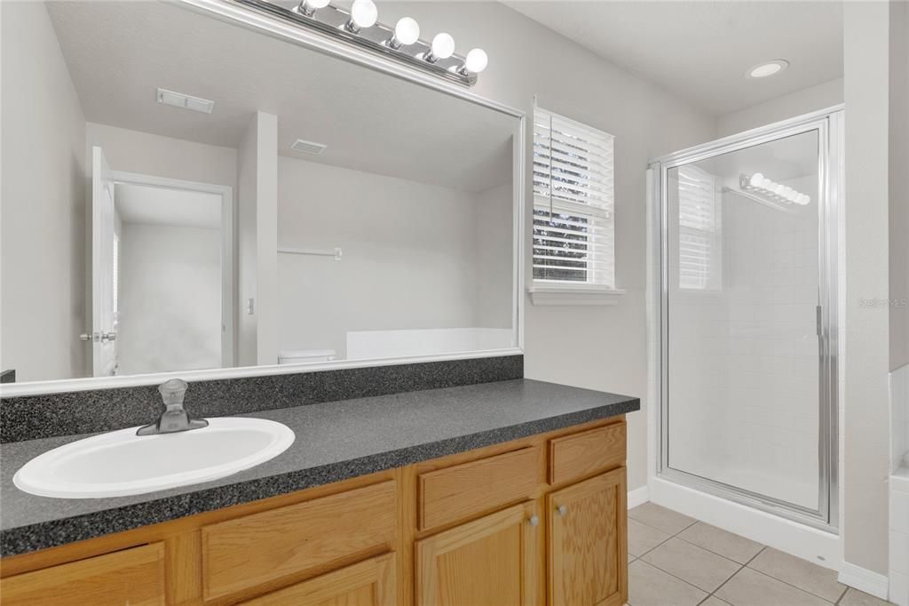 Activo con contrato: $389,900 (5 camas, 4 baños, 2410 Pies cuadrados)