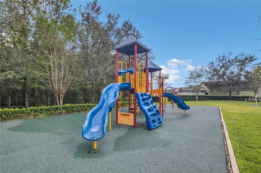 Activo con contrato: $389,900 (5 camas, 4 baños, 2410 Pies cuadrados)