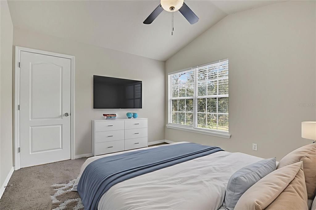 Activo con contrato: $389,900 (5 camas, 4 baños, 2410 Pies cuadrados)