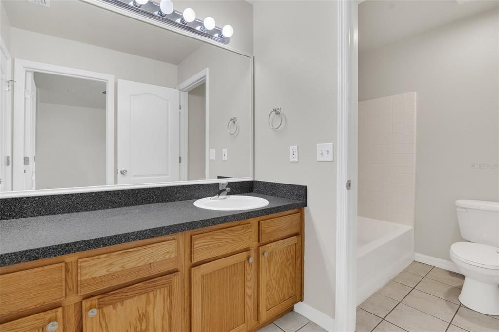 Activo con contrato: $389,900 (5 camas, 4 baños, 2410 Pies cuadrados)