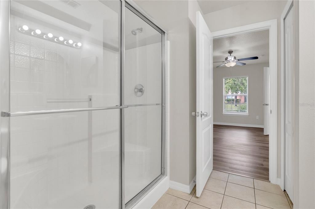 Activo con contrato: $389,900 (5 camas, 4 baños, 2410 Pies cuadrados)